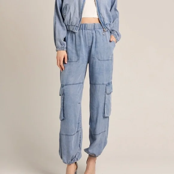 🔴SOLD OUT En Créme Light Denim Tencel Cargo Pants - Picture 2 of 5